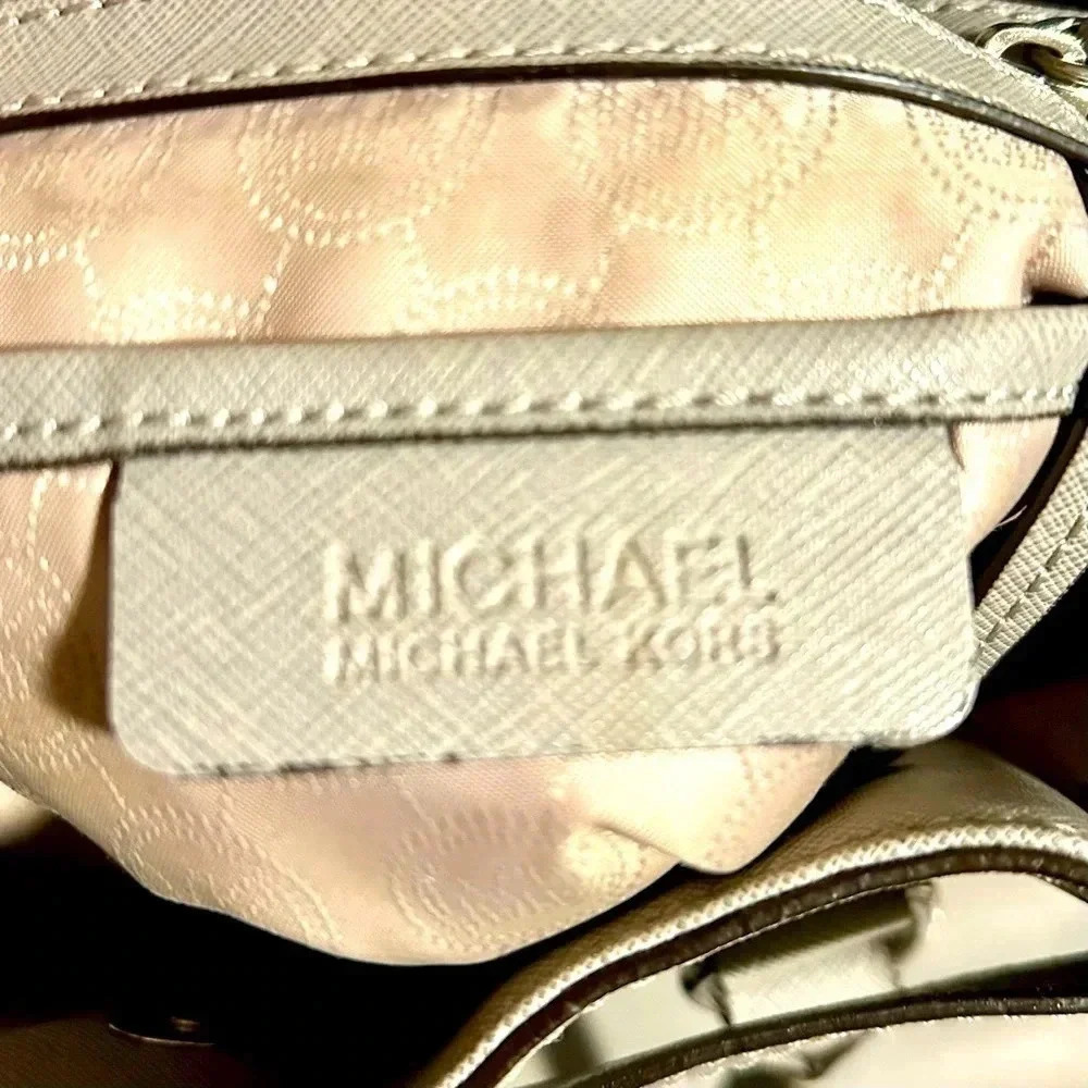 Gently Used MICHAEL KORS Light Gray Hamilton Leather Tote/Bag. - Picture 6 of 10